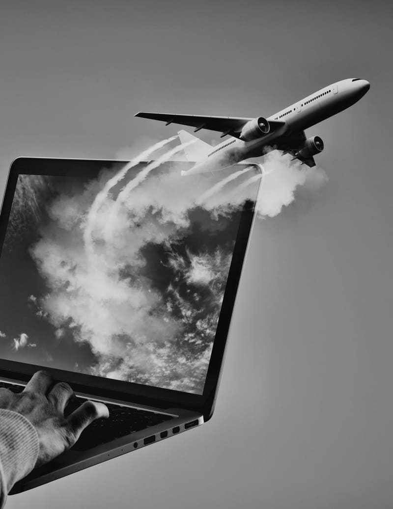 Flugzeug aus Laptop als Metapher für Schreibkurs für Durchstarter